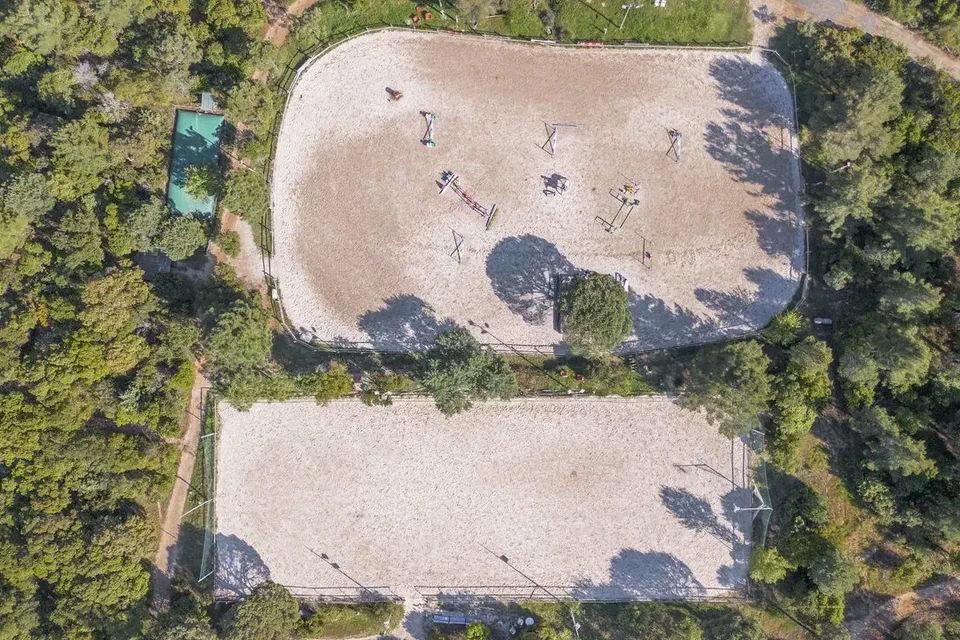 Vue aérienne des carrières de dressage et d’obstacles