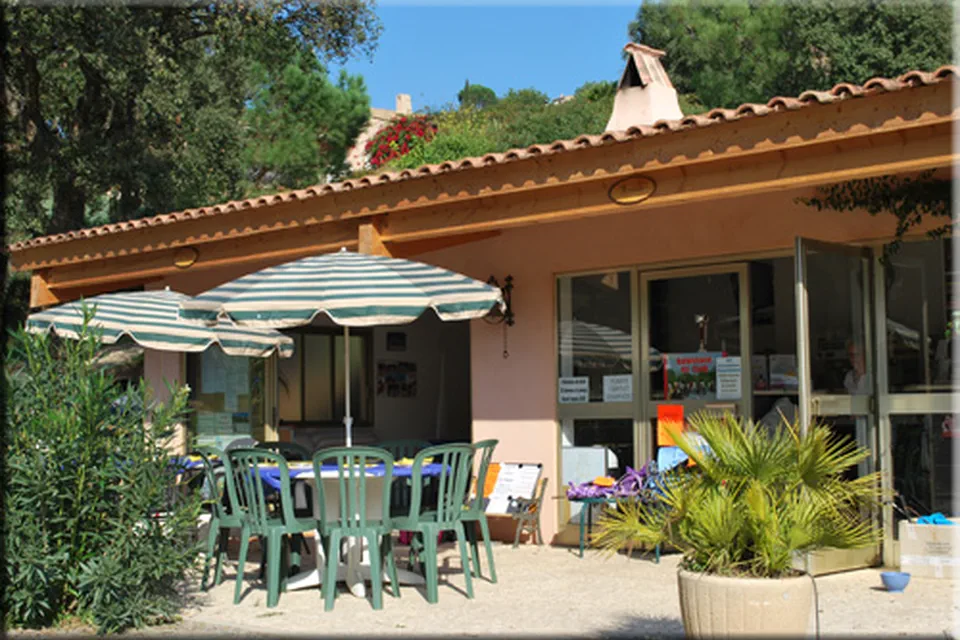 Terrasse et entrée du club-house
