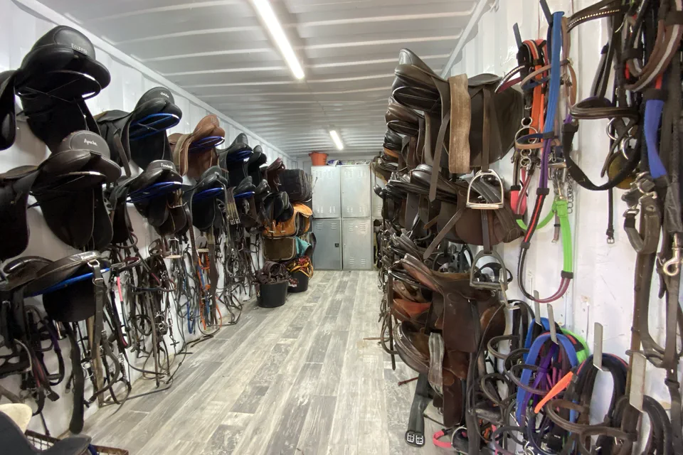 Sellerie du club avec selles et équipements