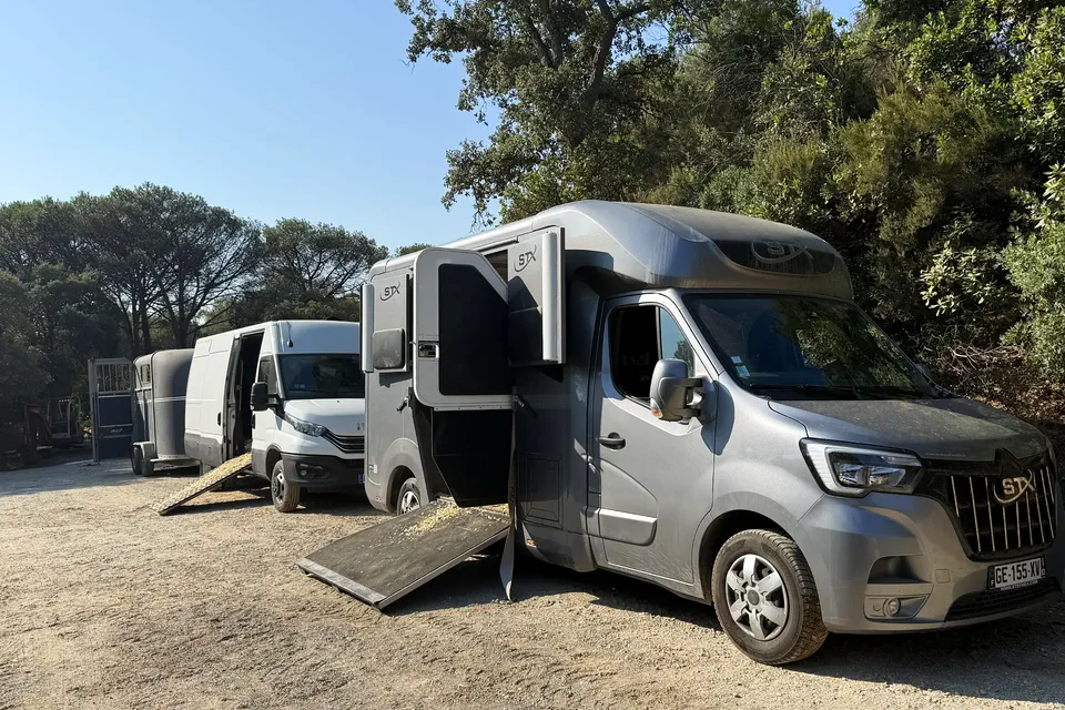 Véhicules et vans de transport des chevaux