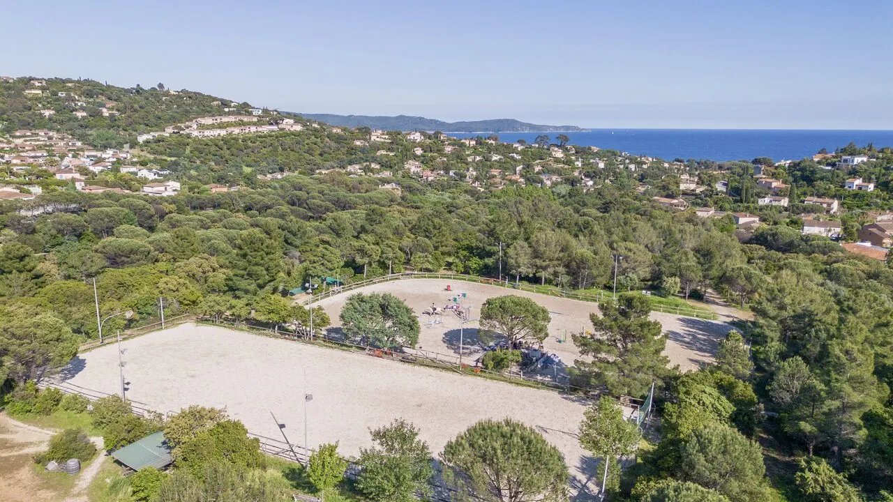 Vue aérienne des carrières et du domaine des Écuries de l’Eau Blanche